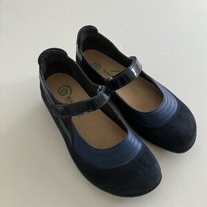 Naot Kirei Mary Jane Shoes. Navy Suede 35 EU